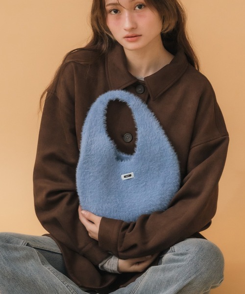 HEILIS（ヘイリス）の「シャギーニットバッグ / ニットバッグ シャギー レッド ブルー イエロー ブラック トレンド 冬服 秋服 小物 赤ニット クリスマス ギフト 贈り物 韓国 シンプル ガーリー ノームコア カジュアル（ハンドバッグ・レディース・レッド/ブラック/ブルー/イエロー・FREE）」の3枚目の写真