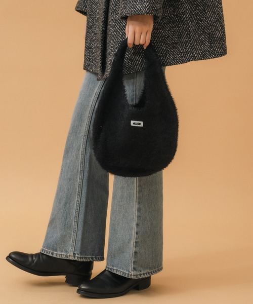 HEILIS（ヘイリス）の「シャギーニットバッグ / ニットバッグ シャギー レッド ブルー イエロー ブラック トレンド 冬服 秋服 小物 赤ニット クリスマス ギフト 贈り物 韓国 シンプル ガーリー ノームコア カジュアル（ハンドバッグ・レディース・レッド/ブラック/ブルー/イエロー・FREE）」の2枚目の写真