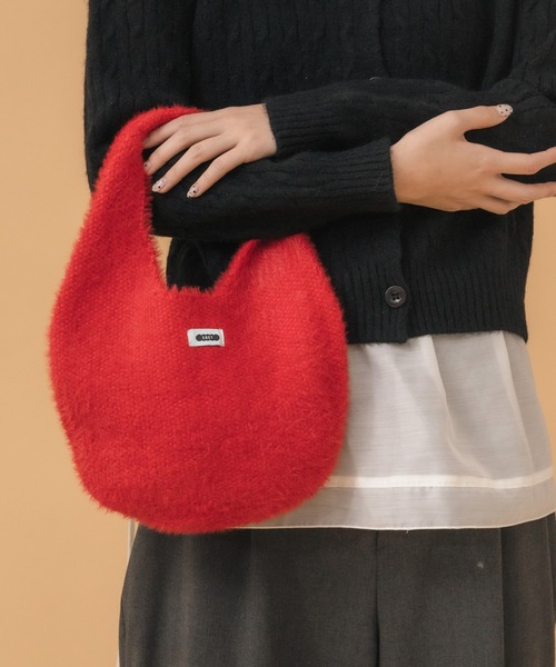 HEILIS（ヘイリス）の「シャギーニットバッグ / ニットバッグ シャギー レッド ブルー イエロー ブラック トレンド 冬服 秋服 小物 赤ニット クリスマス ギフト 贈り物 韓国 シンプル ガーリー ノームコア カジュアル（ハンドバッグ・レディース・レッド/ブラック/ブルー/イエロー・FREE）」の5枚目の写真
