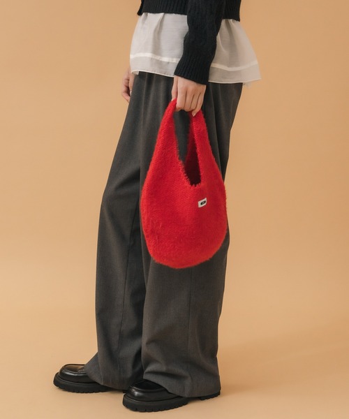 HEILIS（ヘイリス）の「シャギーニットバッグ / ニットバッグ シャギー レッド ブルー イエロー ブラック トレンド 冬服 秋服 小物 赤ニット クリスマス ギフト 贈り物 韓国 シンプル ガーリー ノームコア カジュアル（ハンドバッグ・レディース・レッド/ブラック/ブルー/イエロー・FREE）」の6枚目の写真