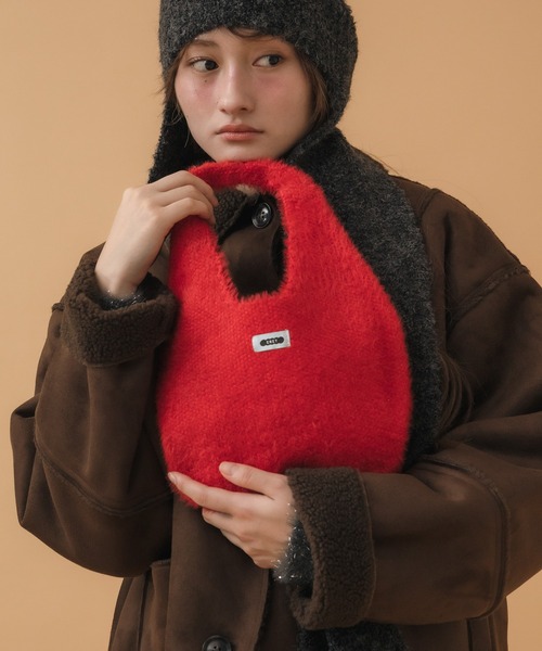 HEILIS（ヘイリス）の「シャギーニットバッグ / ニットバッグ シャギー レッド ブルー イエロー ブラック トレンド 冬服 秋服 小物 赤ニット クリスマス ギフト 贈り物 韓国 シンプル ガーリー ノームコア カジュアル（ハンドバッグ・レディース・レッド/ブラック/ブルー/イエロー・FREE）」の10枚目の写真