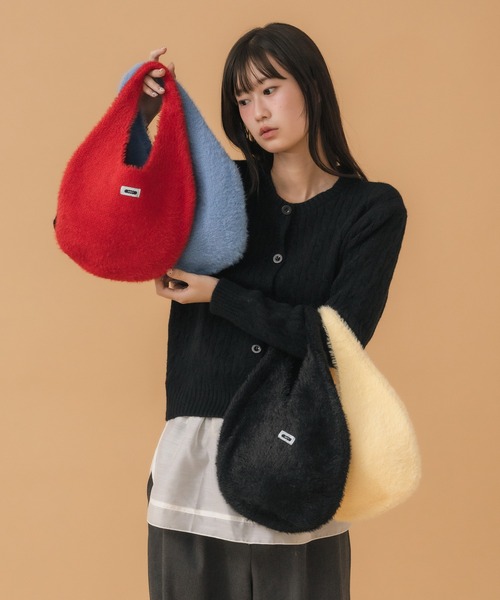 HEILIS（ヘイリス）の「シャギーニットバッグ / ニットバッグ シャギー レッド ブルー イエロー ブラック トレンド 冬服 秋服 小物 赤ニット クリスマス ギフト 贈り物 韓国 シンプル ガーリー ノームコア カジュアル（ハンドバッグ・レディース・レッド/ブラック/ブルー/イエロー・FREE）」の9枚目の写真