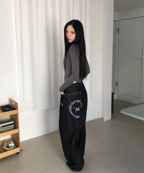 MUCENT(ムセント)の「シグニチャー円形バッグロゴデニムパンツ 男女共用(デニムパンツ・レディース・ブラック・FREE)」の7枚目の写真