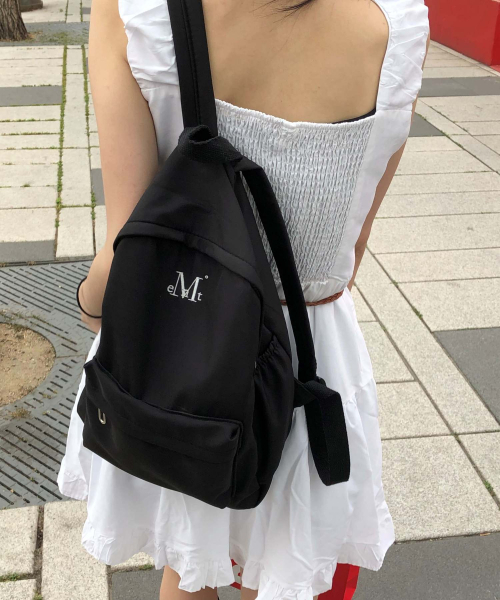 MUCENT(ムセント)の「ドンダシグネチャーロゴ刺繍ミニバックパック(ユニセックス)(バックパック/リュック・レディース・ブラック・FREE)」の2枚目の写真
