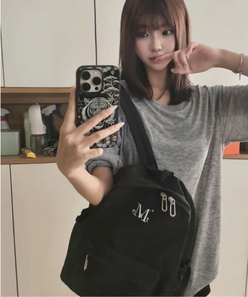 MUCENT(ムセント)の「ドンダシグネチャーロゴ刺繍ミニバックパック(ユニセックス)(バックパック/リュック・レディース・ブラック・FREE)」の11枚目の写真