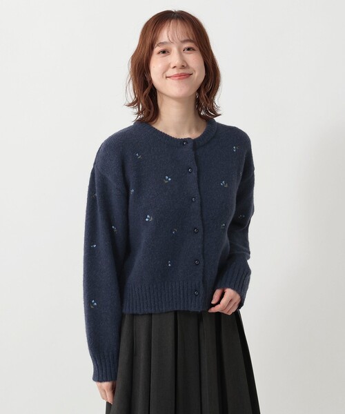 Afternoon Tea(アフタヌーンティー)の「フラワー刺繍ショートカーディガン(カーディガン/ボレロ・レディース・グレー/ネイビー・MEDIUM)」の2枚目の写真