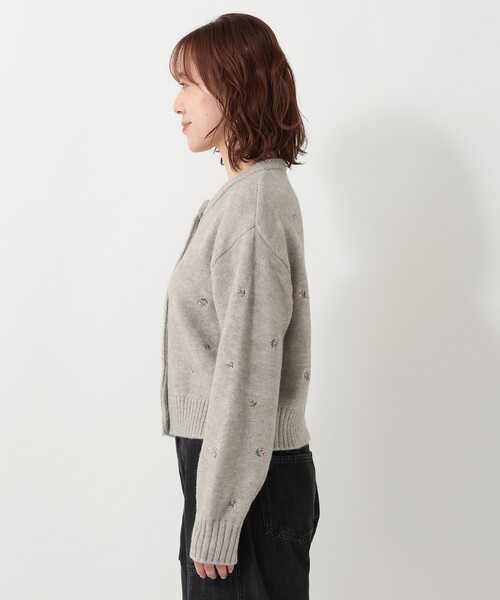 Afternoon Tea(アフタヌーンティー)の「フラワー刺繍ショートカーディガン(カーディガン/ボレロ・レディース・グレー/ネイビー・MEDIUM)」の4枚目の写真