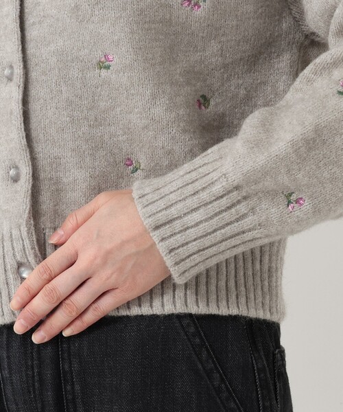 Afternoon Tea(アフタヌーンティー)の「フラワー刺繍ショートカーディガン(カーディガン/ボレロ・レディース・グレー/ネイビー・MEDIUM)」の6枚目の写真