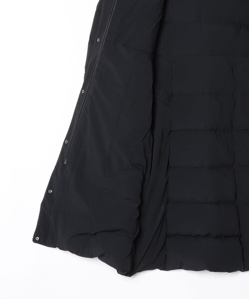 Mackage(マッカージュ)の「Mackage CORALIA-CITY Hooded Light Down Coat マッカージュ コラリア シティ ロング ダウンジャケット(ダウンジャケット/コート・レディース・ブラック/クリーム・MEDIUM/X-SMALL/SMALL)」の21枚目の写真