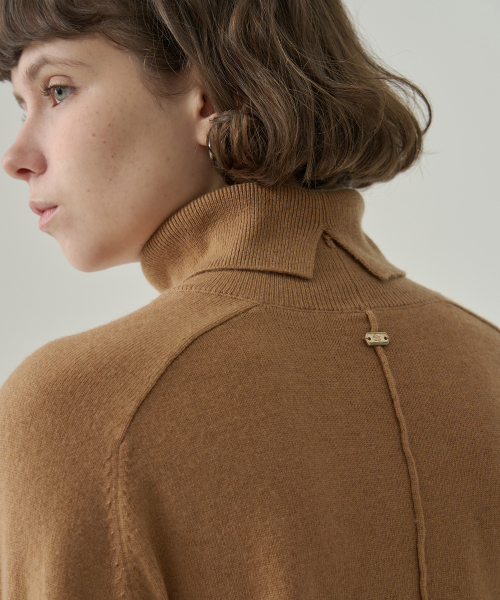 DRAWFIT WOMEN（ドローフィットウーマン）の「カシミヤウールスリットタートルネックプルオーバーニット [キャメル]（ニット/セーター・レディース・その他・SMALL/MEDIUM）」の3枚目の写真