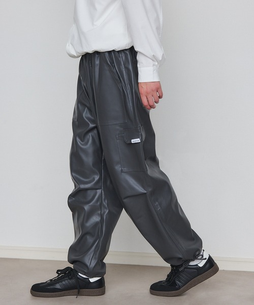 MILITARY(ミリタリー)の「【SETUP7】PU Cargo Trousers / PUレザーカーゴパンツ ワイドシルエット(カーゴパンツ・メンズ・ブラック/グレー/ブラウン・M/L)」の1枚目の写真