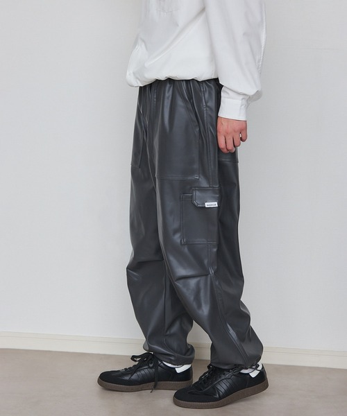 MILITARY(ミリタリー)の「【SETUP7】PU Cargo Trousers / PUレザーカーゴパンツ ワイドシルエット(カーゴパンツ・メンズ・ブラック/グレー/ブラウン・M/L)」の4枚目の写真