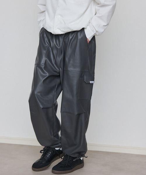 MILITARY(ミリタリー)の「【SETUP7】PU Cargo Trousers / PUレザーカーゴパンツ ワイドシルエット(カーゴパンツ・メンズ・ブラック/グレー/ブラウン・M/L)」の5枚目の写真