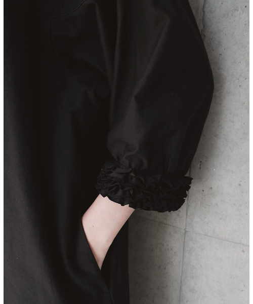 IENA（イエナ）の「Maison IENA 別注 Nell/ネル 袖フリルワンピース 252-40292（ワンピース・レディース・ブラック・FREE）」の4枚目の写真