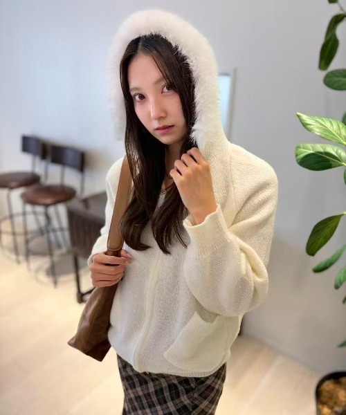 mebole(メボレ)の「Cozy Fur Knit Zip Hoodie(パーカー・レディース・ホワイト/ベージュ・FREE)」の10枚目の写真