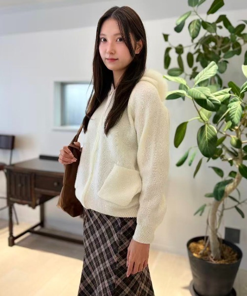 mebole(メボレ)の「Cozy Fur Knit Zip Hoodie(パーカー・レディース・ホワイト/ベージュ・FREE)」の6枚目の写真