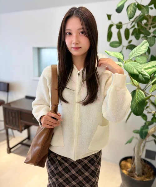 mebole(メボレ)の「Cozy Fur Knit Zip Hoodie(パーカー・レディース・ホワイト/ベージュ・FREE)」の4枚目の写真