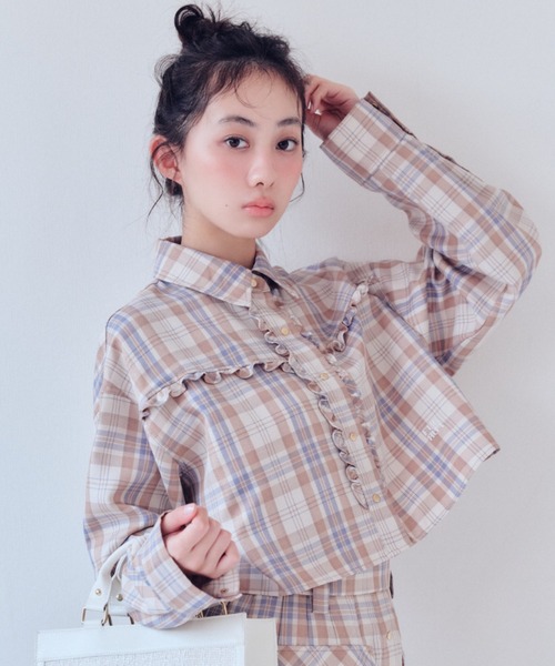 FURFUR（ファーファー）の「チェック柄クロップドフリルシャツ（シャツ/ブラウス・レディース・ブラック/ライトブルー/ベージュ・F）」の3枚目の写真