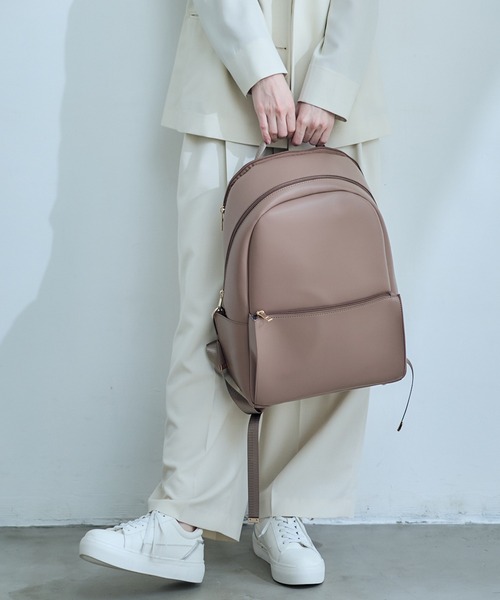 12Twelve Agenda(トゥエルブ アジェンダ)の「PC収納付き合皮A4リュック(バックパック/リュック・レディース・チャコールグレー/ライトグレー/ブラウン・FREE)」の1枚目の写真