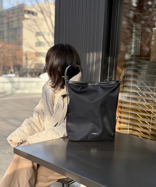 EFOLE（エフォル）の「【ZOZO限定】Nylon conbi onehandlebag/ﾅｲﾛﾝｺﾝﾋﾞﾜﾝﾊﾝﾄﾞﾙﾊﾞｯｸﾞ（トートバッグ・レディース・ブラック/ベージュ・FREE）」の2枚目の写真
