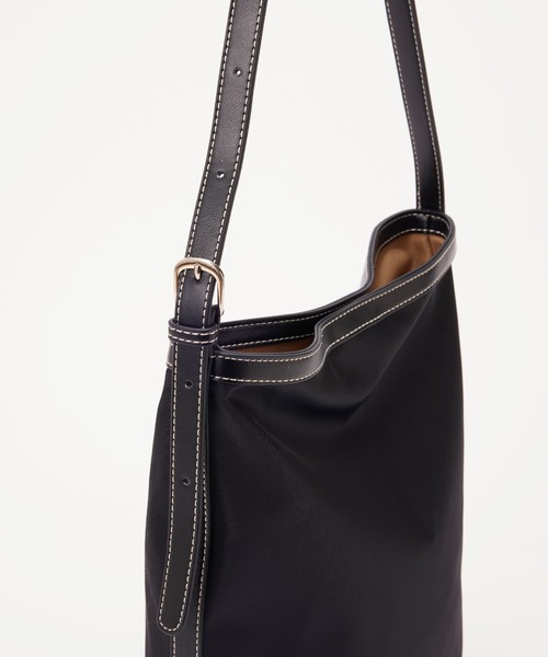 EFOLE（エフォル）の「【ZOZO限定】Nylon conbi onehandlebag/ﾅｲﾛﾝｺﾝﾋﾞﾜﾝﾊﾝﾄﾞﾙﾊﾞｯｸﾞ（トートバッグ・レディース・ブラック/ベージュ・FREE）」の6枚目の写真