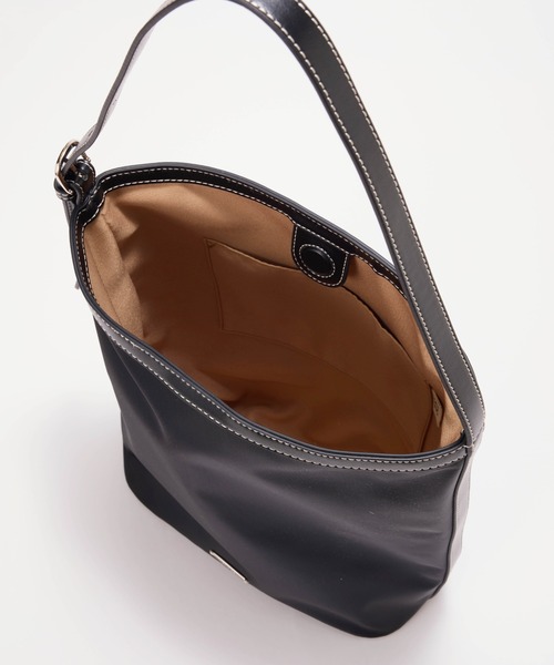 EFOLE（エフォル）の「【ZOZO限定】Nylon conbi onehandlebag/ﾅｲﾛﾝｺﾝﾋﾞﾜﾝﾊﾝﾄﾞﾙﾊﾞｯｸﾞ（トートバッグ・レディース・ブラック/ベージュ・FREE）」の8枚目の写真