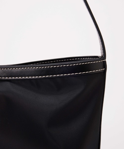 EFOLE（エフォル）の「【ZOZO限定】Nylon conbi onehandlebag/ﾅｲﾛﾝｺﾝﾋﾞﾜﾝﾊﾝﾄﾞﾙﾊﾞｯｸﾞ（トートバッグ・レディース・ブラック/ベージュ・FREE）」の10枚目の写真