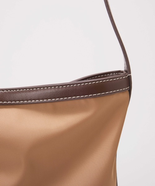 EFOLE（エフォル）の「【ZOZO限定】Nylon conbi onehandlebag/ﾅｲﾛﾝｺﾝﾋﾞﾜﾝﾊﾝﾄﾞﾙﾊﾞｯｸﾞ（トートバッグ・レディース・ブラック/ベージュ・FREE）」の11枚目の写真