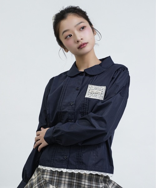 FCMM(エフシーエムエム)の「【日本限定】TAG BLOUSE LONG SLEEVES / ロングスリーブタグブラウス(シャツ/ブラウス・レディース・オフホワイト/ネイビー/ライトブルー・SMALL/MEDIUM)」の3枚目の写真