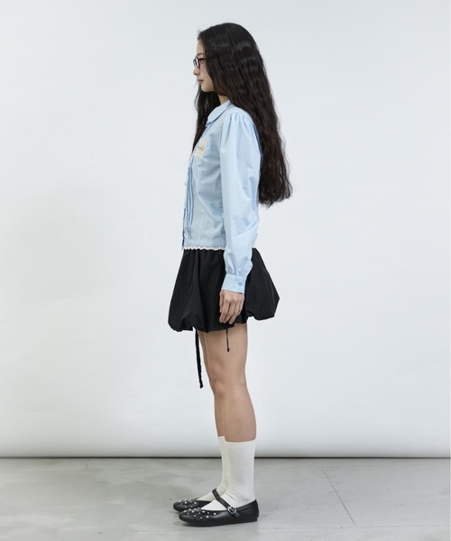 FCMM(エフシーエムエム)の「【日本限定】TAG BLOUSE LONG SLEEVES / ロングスリーブタグブラウス(シャツ/ブラウス・レディース・オフホワイト/ネイビー/ライトブルー・SMALL/MEDIUM)」の6枚目の写真