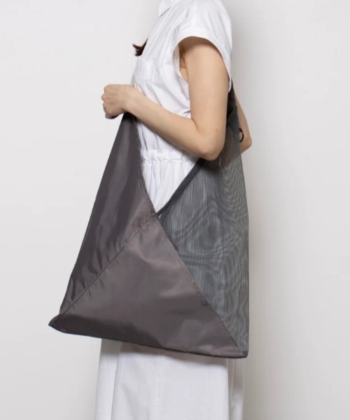 EARTH MADE(アースメイド)の「MESH+NYLON △ SHOULDER(ショルダーバッグ・レディース・グレー/カーキ/ブラック・FREE)」の3枚目の写真