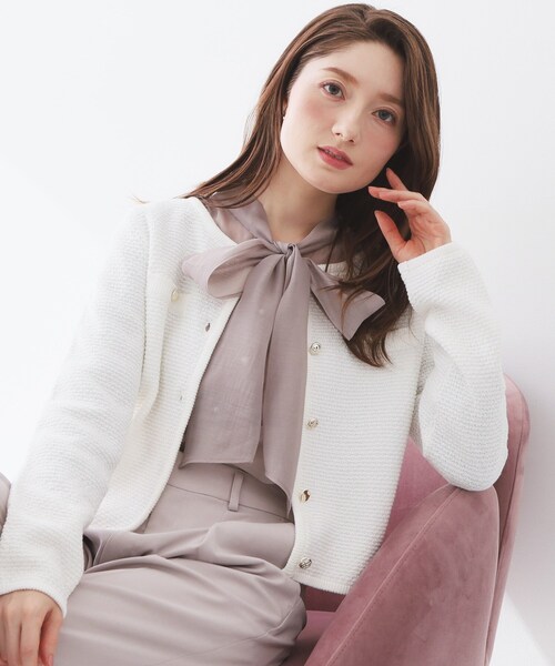 index(インデックス)の「ラメリリーボクシーショートカーディガン【洗濯機OK】(カーディガン/ボレロ・レディース・オフホワイト/チャコールグレー/ブルー系7/ピンク・36/38/40/42)」の1枚目の写真