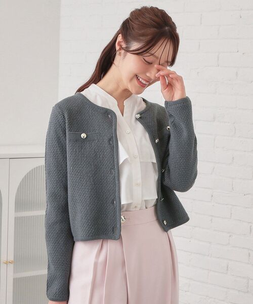 index(インデックス)の「ラメリリーボクシーショートカーディガン【洗濯機OK】(カーディガン/ボレロ・レディース・オフホワイト/チャコールグレー/ブルー系7/ピンク・36/38/40/42)」の2枚目の写真