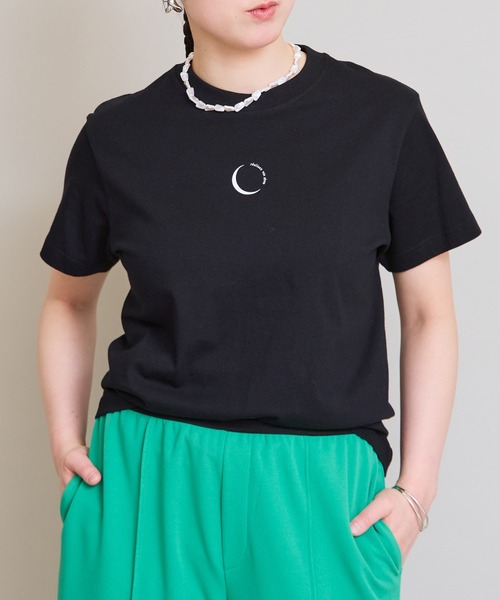 LHELBIE(レルビエ)の「ミニロゴTシャツ(Tシャツ/カットソー・レディース・オフホワイト/ブラック・M)」の2枚目の写真
