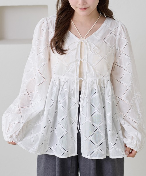 apres jour clair(アプレジュールクレア)の「【apres jour clair】アソートレースペプラムチュニックブラウス(シャツ/ブラウス・レディース・ブラック/アイボリー/オフホワイト・フリー/X-LARGE)」の4枚目の写真