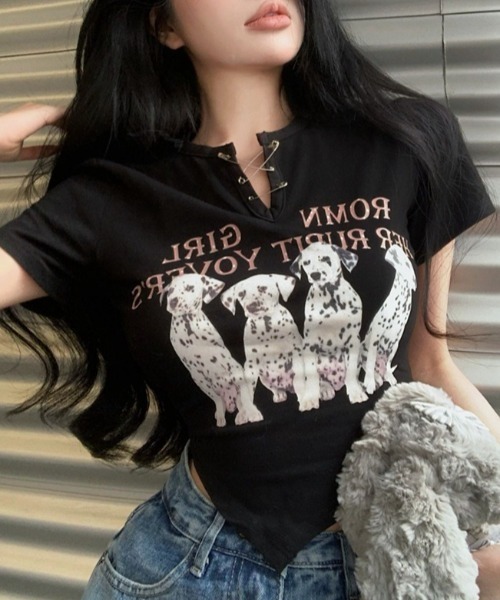 lilful(リルフル)の「【26年春夏新作】ピン付き イレギュラーヘム ダルメシアングラフィックTシャツ(Tシャツ/カットソー・レディース・ブラック・M/S)」の3枚目の写真