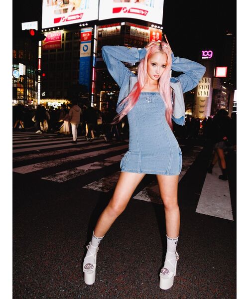 GYDA(ジェイダ)の「gradation bijouカットデニムパーカー【セットアップ着用可能】(パーカー・レディース・ライトブルー/ブルー・FREE)」の15枚目の写真
