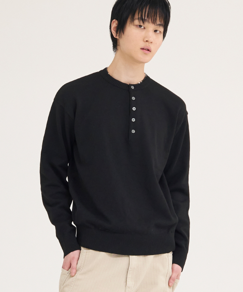 AKECII(アケシ)の「アンディソフトヘンリーネックニット_ブラック(ニット/セーター・メンズ・その他・MEDIUM/LARGE)」の1枚目の写真