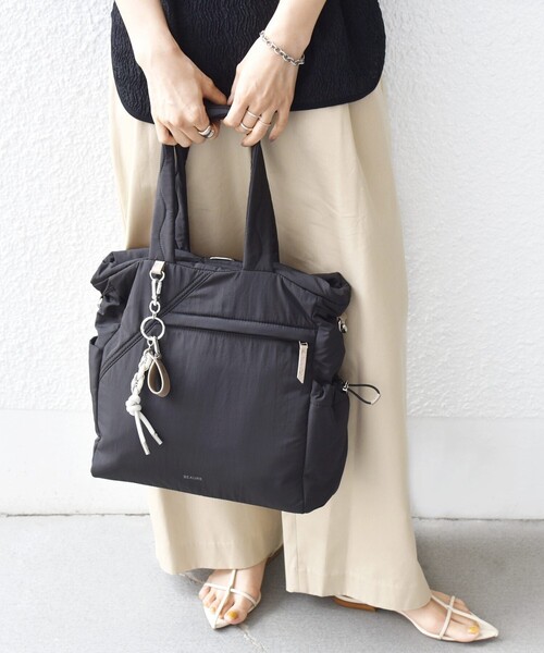 Beau're(ヴュレ)の「【WEB限定/SHIPS別注】BEAURE:〈撥水〉マルチウェイ チャーム 付き バッグ(トートバッグ・レディース・ブラウン/ブラック/グレー・ONE SIZE)」の2枚目の写真