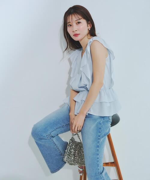 NATURAL BEAUTY BASIC(ナチュラルビューティーベーシック)の「【山本里菜さんコラボ】ラッフル楊柳ペプラムブラウス(シャツ/ブラウス・レディース・ブルー/オフホワイト/ピンク・SMALL/MEDIUM)」の2枚目の写真