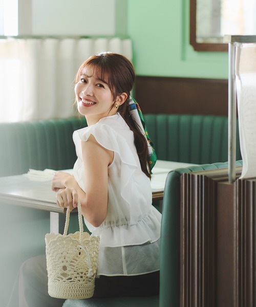 NATURAL BEAUTY BASIC(ナチュラルビューティーベーシック)の「【山本里菜さんコラボ】ラッフル楊柳ペプラムブラウス(シャツ/ブラウス・レディース・ブルー/オフホワイト/ピンク・SMALL/MEDIUM)」の1枚目の写真