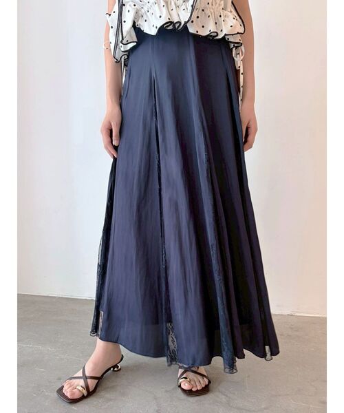 LAGUNAMOON(ラグナムーン)の「レースマチサテンフレアスカート 【夏服】(スカート・レディース・アイボリー/ネイビー・MEDIUM/SMALL)」の1枚目の写真