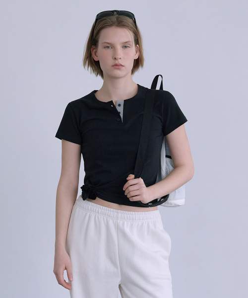 AFTERHOURS(アフターアワーズ)の「COLOR HENLEY NECK HALF-TOP (BLACK)(Tシャツ/カットソー・レディース・ブラック・FREE)」の2枚目の写真