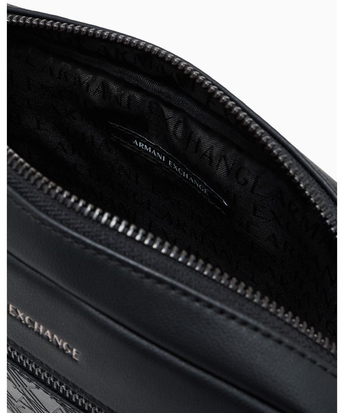 ARMANI EXCHANGE(アルマーニエクスチェンジ)の「【A|X アルマーニ エクスチェンジ】<オンライン限定>オールオーバーロゴ ボディバッグ/ウエストバッグ(ボディバッグ/ウエストポーチ・メンズ・ブラック・FREE)」の4枚目の写真