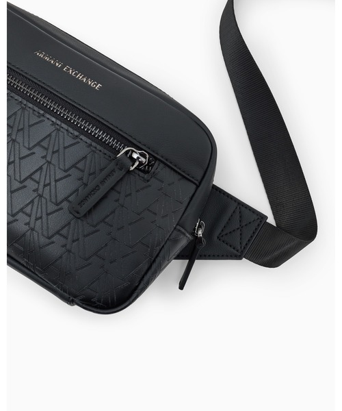 ARMANI EXCHANGE(アルマーニエクスチェンジ)の「【A|X アルマーニ エクスチェンジ】<オンライン限定>オールオーバーロゴ ボディバッグ/ウエストバッグ(ボディバッグ/ウエストポーチ・メンズ・ブラック・FREE)」の5枚目の写真