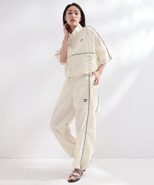 UMBRO(アンブロ)の「◆【umbro/アンブロ】シアーナイロンカーブシルエットイージパンツ(その他パンツ・レディース・ブラック/アイボリー・99)」の11枚目の写真