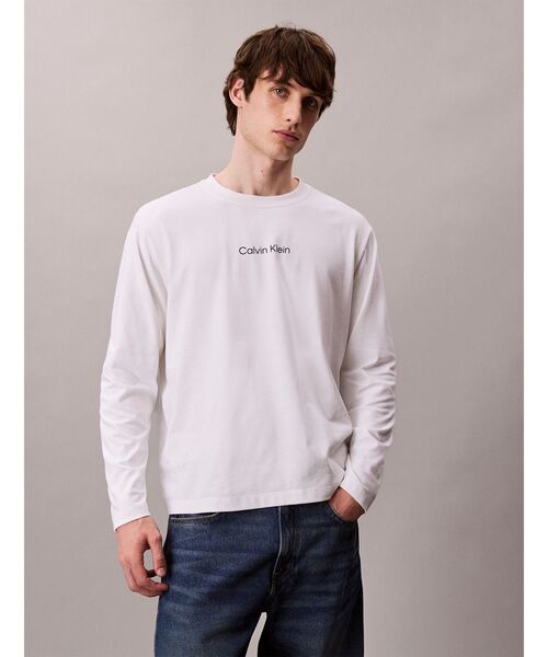 Calvin Klein(カルバン・クライン)の「Tシャツ - ロングスリーブリラックススタンダードロゴクルーネックTシャツR(Tシャツ/カットソー・メンズ・ブラック/ホワイト・M/L/XL/S)」の2枚目の写真