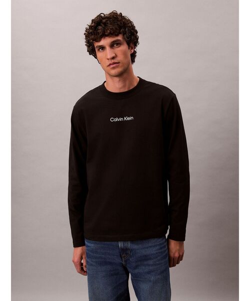 Calvin Klein(カルバン・クライン)の「Tシャツ - ロングスリーブリラックススタンダードロゴクルーネックTシャツR(Tシャツ/カットソー・メンズ・ブラック/ホワイト・M/L/XL/S)」の1枚目の写真