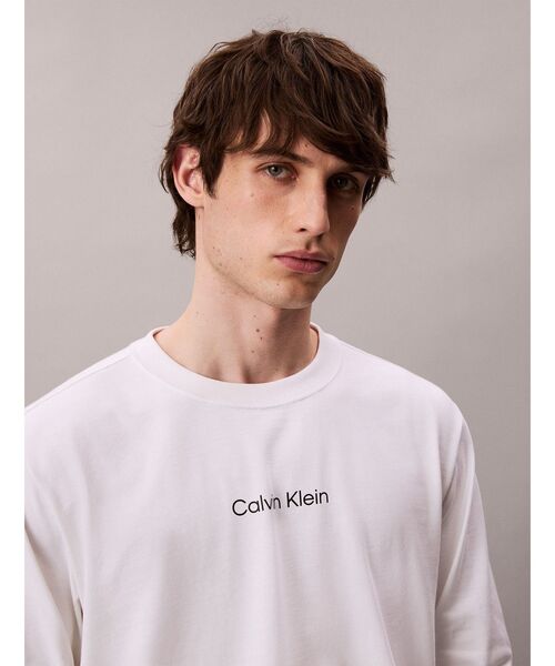 Calvin Klein(カルバン・クライン)の「Tシャツ - ロングスリーブリラックススタンダードロゴクルーネックTシャツR(Tシャツ/カットソー・メンズ・ブラック/ホワイト・M/L/XL/S)」の3枚目の写真