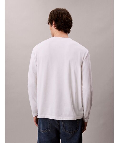 Calvin Klein(カルバン・クライン)の「Tシャツ - ロングスリーブリラックススタンダードロゴクルーネックTシャツR(Tシャツ/カットソー・メンズ・ブラック/ホワイト・M/L/XL/S)」の4枚目の写真
